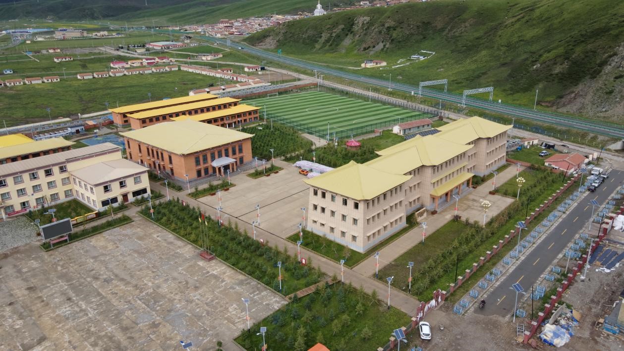 青海省年保玉則慈善基金會(huì)資助學(xué)校與非遺文化基地掠影.jpg